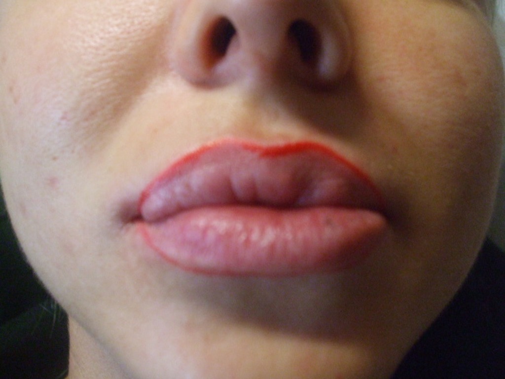 Отек губ после перманентного. Татуаж губ. Перманентный макияж губ. Татуаж губ фото.