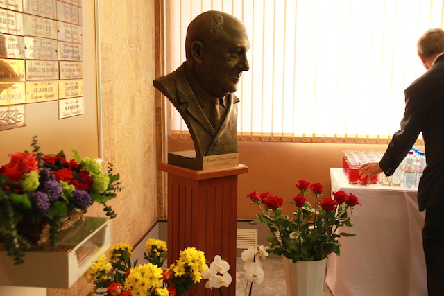 Бюст, сделанный к годовщине смерти пластического хирурга Миланова Н.О.