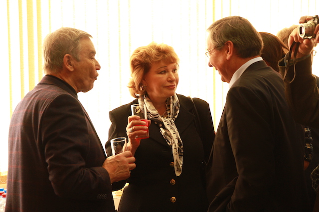 Неробеев А.И., Панова О.С. и Корчак беседуют на конференции, посвященной дню памяти Милонова Н.О.