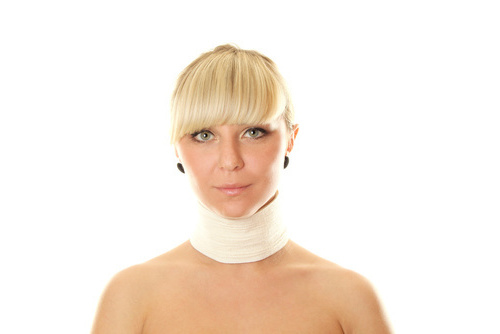 перебинтованная шея во время реабилитации после платизмопластики